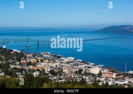 Astoria, Oregon. Vista aerea della città di Astoria, Columbia River, l'Oceano Pacifico, e l'Astoria Megler Bridge Foto Stock