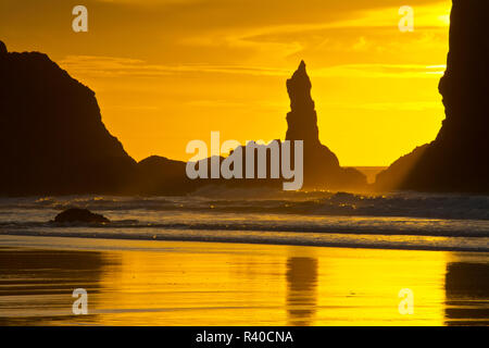 Golden Sunset, mare pile, Bandon, Oregon, Stati Uniti d'America Foto Stock