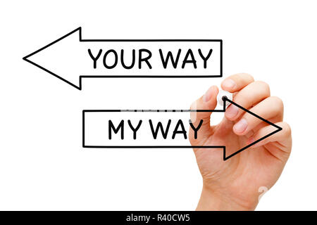 Disegno a mano disaccordo, di separazione o di divorzio frecce concetto con marcatore sul panno trasparente stampato. Devo andare il mio modo di andare a modo tuo. Foto Stock