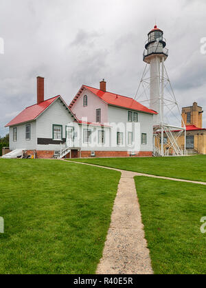 Michigan, coregoni punto. Il coregone bianco luce Point Station, il più antico faro attivo sul lago Superiore, 1874 Foto Stock