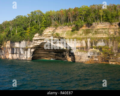 Michigan, Penisola Superiore, Pictured Rocks National Lakeshore, grotta arcobaleno Foto Stock