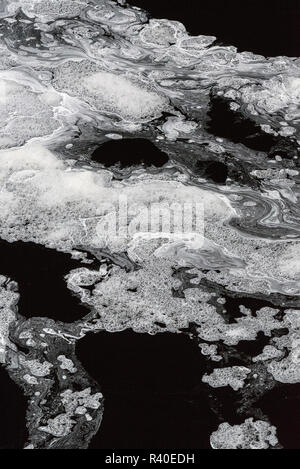 Stati Uniti d'America, Michigan. Il tannino astratti modelli di schiuma sul fiume Nera, Black River Gorge Scenic Byway, Istrice Wilderness Area. Foto Stock