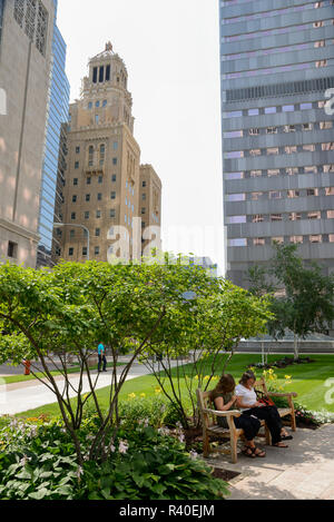 Due donne sul banco a sede principale della Mayo Clinic a Rochester, Minnesota Foto Stock