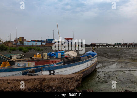 Bissau, Repubblica di Guinea Bissau - 5 Febbraio 2018: veduta del porto di Bissau nella città di Bissau in Guinea Bissau, Africa occidentale Foto Stock
