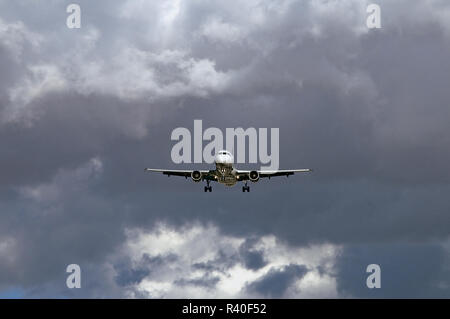 Jet atterraggio con cielo tempestoso Foto Stock
