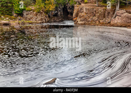 Minnesota, Temperanza River State Park. La temperanza River Gorge e modello in schiuma Foto Stock