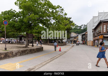 MIYAJIMA, Giappone - 27 giugno 2017: Omotesando la strada dello shopping di Miyajima, Giappone. Il luogo più vivaci in Miyajima e visitato dalla maggior parte dei turisti. Il luogo Foto Stock