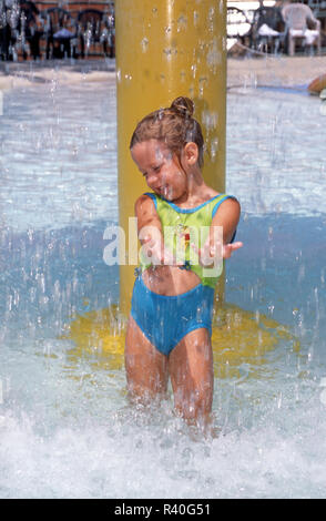 Ragazza avente estate divertimento al parco acquatico Foto Stock