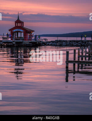 Stati Uniti d'America, New York, dal Lago Seneca. Tramonto sulle persone a lago di edificio. Credito come: Jay O'Brien Jaynes / Galleria / DanitaDelimont.com Foto Stock