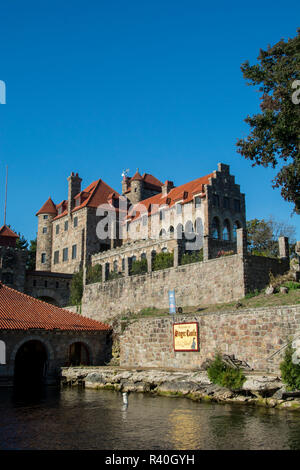 New York, Chippewa Bay, Hammond, scuro isola. Saint Lawrence Seaway vista del cantante storico castello e Boat House. (PR) Foto Stock