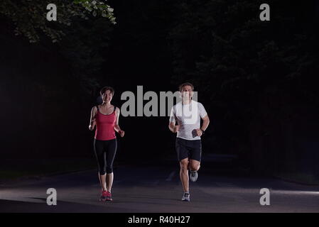Giovane jogging al mattino presto Foto Stock