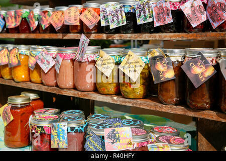 In casa verdure sottaceto e conserve di frutta in un mercato degli agricoltori, Woodstock, New York, Stati Uniti d'America. Foto Stock