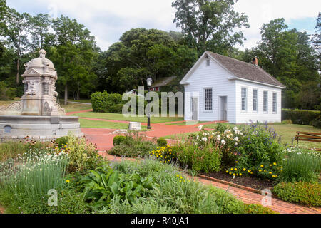 Fontana, giardini e schoolhouse al Long Island Museum di Arte, Storia e carrelli, Stony Brook, Brookhaven, New York, Stati Uniti d'America. Foto Stock