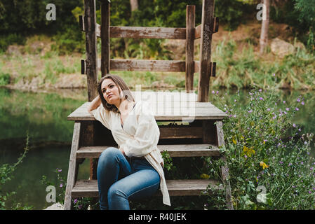 Ragazza giovane e carina senza posa in natura Foto Stock