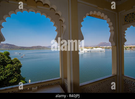 Vista del lago Pichola da uno dei balconi di FATEH PRAKASH PALACE (Hotel), Udaipur, India Foto Stock