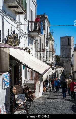 La gente per la strada del Monte Sant'Angelo, Italia, Europa. Foto Stock