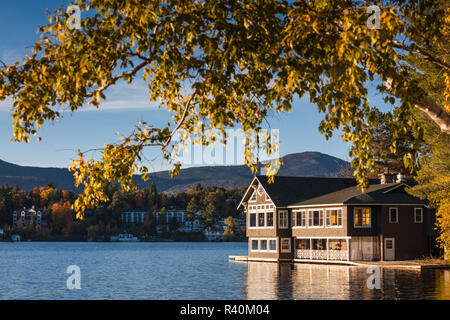 Stati Uniti d'America, New York, Montagne Adirondack, Lake Placid, Lake Placid Club Boathouse, ristorante sul lago a specchio, autunno Foto Stock