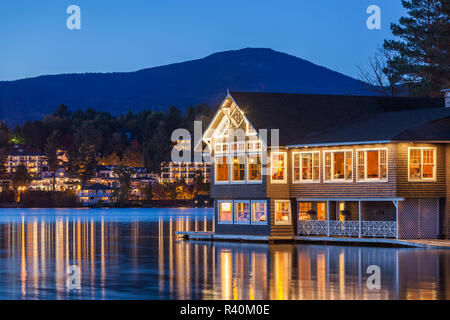 Stati Uniti d'America, New York, Montagne Adirondack, Lake Placid, Lake Placid Club Boathouse, ristorante sul lago a specchio Foto Stock