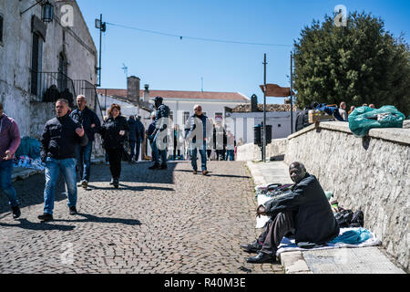 La gente per la strada del Monte Sant'Angelo, Italia, Europa. Foto Stock