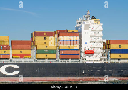 Nave container nel porto di Charleston, Charleston, Carolina del Sud. Foto Stock