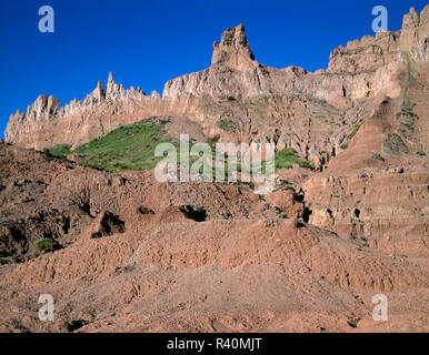 Stati Uniti d'America, Sud Dakota, Parco nazionale Badlands, unità del Nord, eroso formazioni sedimentarie formano pinnacoli sopra le colline di argilla, vicino alla pista di fossili. Foto Stock