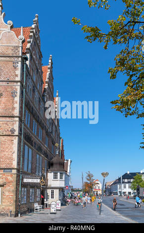 Negozi e caffetterie su Østerågade nel centro storico guardando verso il lungomare, Aalborg, Danimarca Foto Stock