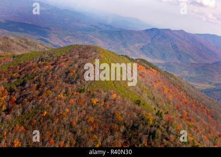 Vista aerea del Parco Nazionale di Great Smoky Mountains da elicottero in autunno. Foto Stock