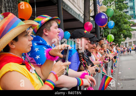 Stati Uniti d'America, nello Stato di Washington, Seattle. Seattle Gay Pride Parade, Giugno 28th, 2015. Gli spettatori. Foto Stock