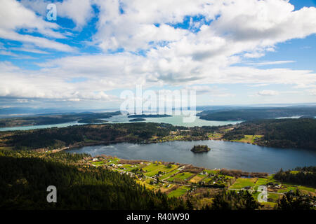 Mt. Erie, Anacortes, nello Stato di Washington. Vista aerea di un'isola nel mezzo del San Juan Isola Arcipelago Foto Stock