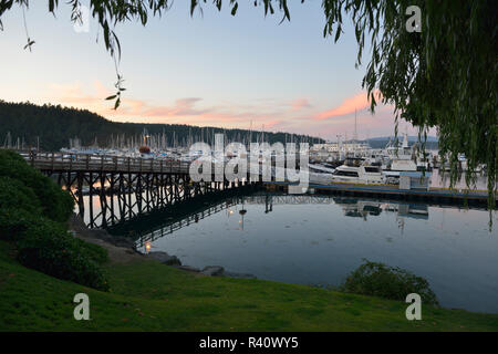 Stati Uniti d'America, nello Stato di Washington. San Juan Island. Porto di Friday Harbor docks al tramonto Foto Stock