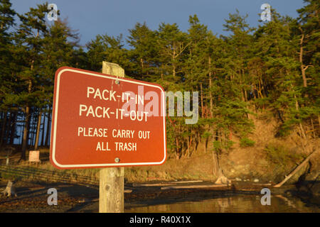 Stati Uniti d'America, nello Stato di Washington. Le Isole San Juan, James Island. Pack-It-In Pack-It-Out si prega di effettuare tutti i rifiuti segno Foto Stock