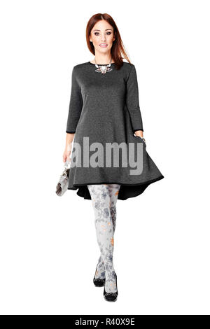 Lunghezza completa studio shot della donna a piedi. Isolato su sfondo bianco. Foto Stock