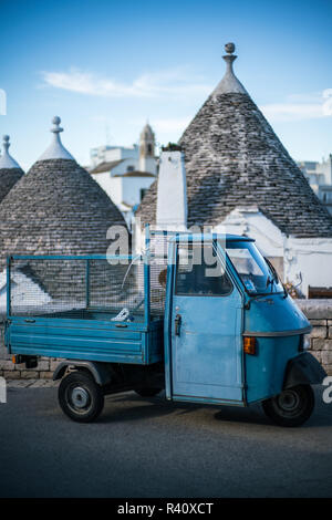 Piaggio in strada di Alberobello, Italia, Europa. Foto Stock