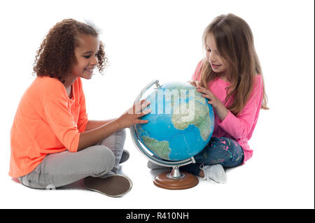 Due bambine di esplorare un mondo Foto Stock