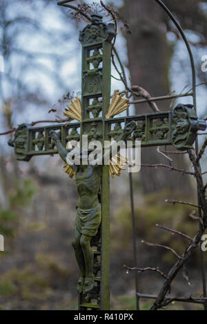 Tomba di decorazione croce di metallo con Gesù nel cimitero di Berlino Frohnau Foto Stock