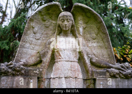 Bianco e nero pic della statua di un angelo sul cimitero in Berlin Frohnau Foto Stock