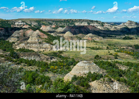 Stati Uniti d'America, North Dakota, Medora. Parco nazionale Theodore Roosevelt, Sud unità, dipinta Canyon Overlook Foto Stock