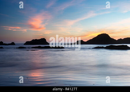 Seastack al tramonto, dalla guarnizione Rock State Park, Oregon Foto Stock