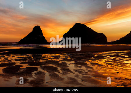 Seastack e operazioni automatiche di fine campo al tramonto, dal diavolo del gomito del parco statale, Oregon Foto Stock