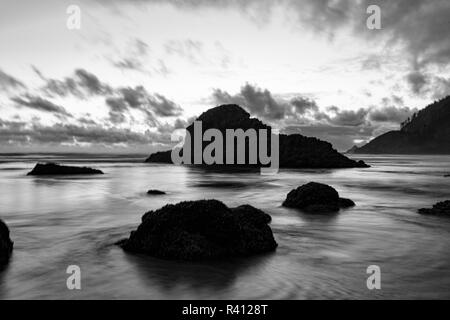 La spiaggia e il mare di pile al tramonto, Indian Beach, Ecola State Park, Oregon Foto Stock