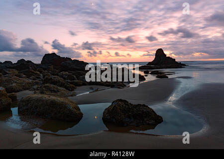 La spiaggia e il mare di pile al tramonto, Indian Beach, Ecola State Park, Oregon Foto Stock