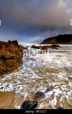Stati Uniti d'America, Oregon, Firenze. Spiaggia rocciosa e paesaggio. Credito come: Jay O'Brien Jaynes / Galleria / DanitaDelimont.com Foto Stock