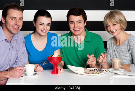 Famiglia di gustare la cena Foto Stock