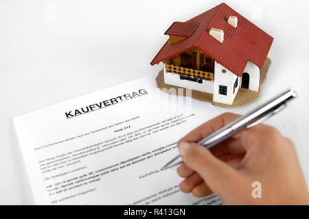 La firma di immobili contratto - Concetto con la parola tedesca Kaufvertrag Foto Stock
