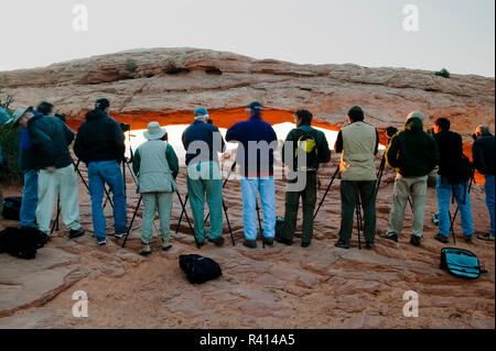 Un gruppo di tour fotografie Mesa Arch sull isola nel cielo, il Parco Nazionale di Canyonlands, Utah, Stati Uniti d'America Foto Stock