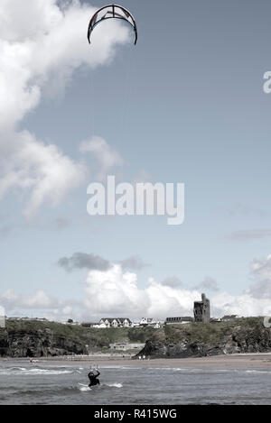 Lone kite surfer combattendo le onde Foto Stock