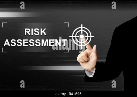 Business mano spingendo la valutazione del rischio pulsante sul touch screen Foto Stock