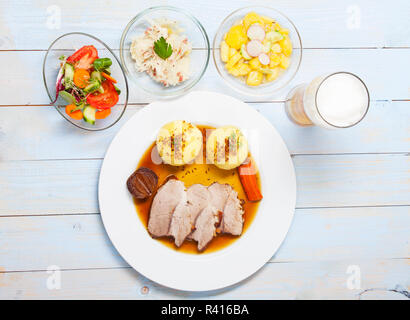 Bavarian arrosto di maiale e gnocchi dal di sopra Foto Stock