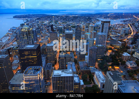 Vista dalla camera Club sulla cima della torre di Columbia, Seattle, nello Stato di Washington Foto Stock