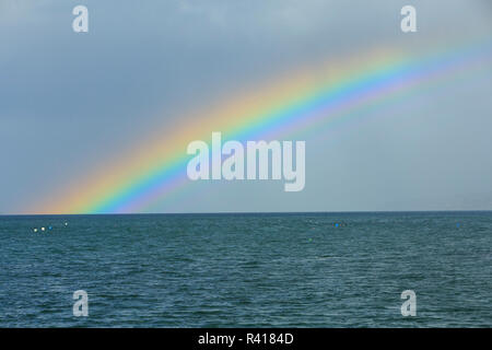 Vivace Arcobaleno fotografato da Brackett's Landing accanto al traghetto Edmonds, città di Edmonds, nello Stato di Washington Foto Stock